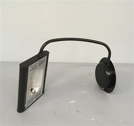Lampada alogena da parete in metallo laccato nero. Italia, anni 80 (h cm 42)