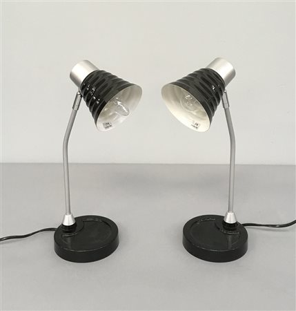 Coppia di lampade da tavolo in metallo laccato nero e grigio. Produzione...