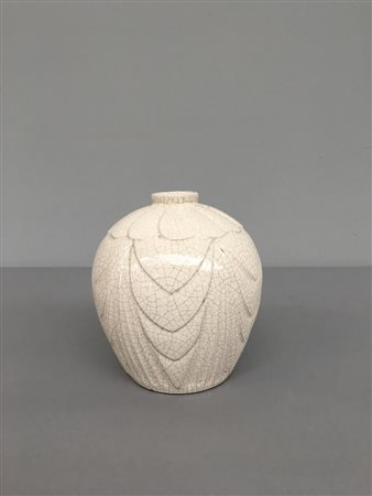 Manifattura europea. Vaso a collo stretto in gres modellato con rilievi...