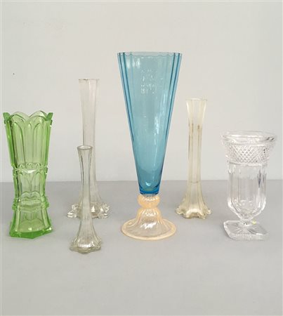 Lotto composto da sei vasi di diversa manifattura tra cui un grande vaso in...