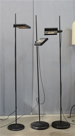 Lotto di tre lampade da terra alogene in metallo laccato nero. Italia, anni...