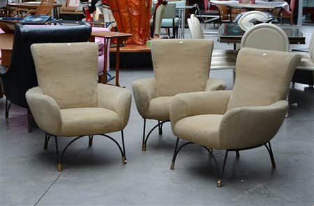 Tre poltrone imbottite rivestite in lana creme, con struttura in tondino...