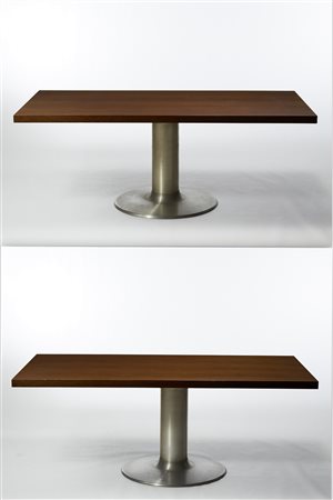 Coppia di tavoli rettangolari con piano impiallacciato in mogano e base...