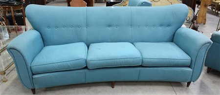 Divano imbottito rivestito in tessuto turchese con gambe troncoconiche in...