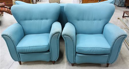 Coppia di poltrone imbottite rivestite in tessuto turchese con gambe...