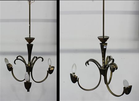 Coppia di lampade a sospensione a tre luci in ottone brunito. Italia, anni 50...