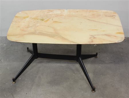 Tavolino da caffè con struttura in metallo laccato nero e piano venato....