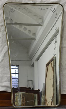 Specchio di forma sagomata con vetro sabbiato con motivi vegetali. Italia,...