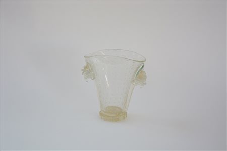 Manifattura di Murano. Vaso biansato decorato con fiori in rilievo,...
