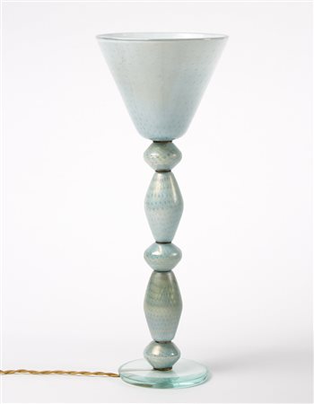 Manifattura di Murano. Lampada da tavolo in vetro incamiciato lattimo e...