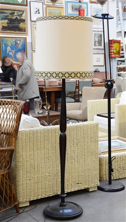 Lampada da terra in legno a fusto tornito, base tonda, paralume in stoffa....