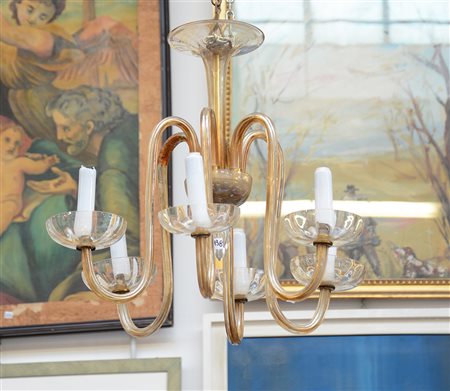 Manifattura di Murano. Lampadario in vetro soffiato pagliesco a a sei braccia...