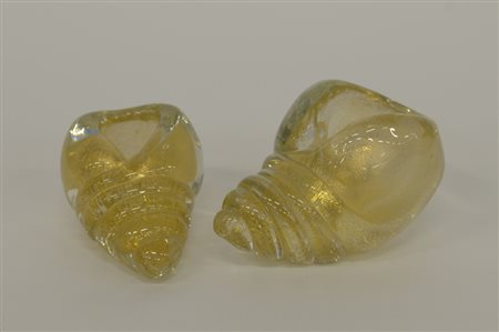 Manifattura di Murano. Lotto composto da due conchiglie in vetro con...