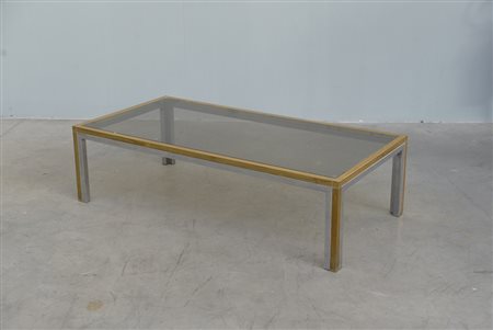 Tavolino da salotto in metallo cromato e dorato e piano in vetro fumè....