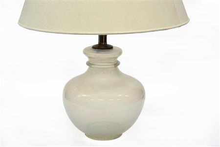Manifattura di Murano. Lampada con base in vetro soffiato incolore iridato...