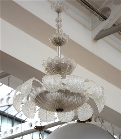Manifattura di Murano. Lampadario in vetro incolore soffiato in stampo e...