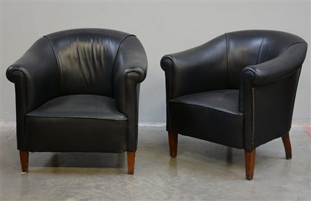 Coppia di poltrone imbottite a pozzetto in pelle nera (cm 74x77x60) (lievi...