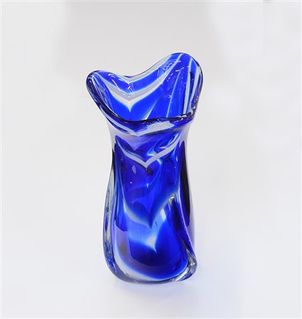 Manifattura europea. Vaso portafiori in vetro incolore e a fasce lattimo e...