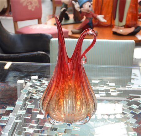 Manifattura di Murano. Vaso portafiori a corpo costolato e a un'ansa in vetro...