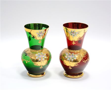 Manifattura europea. Coppia di vasi a balaustro in vetro soffiato rosso e...