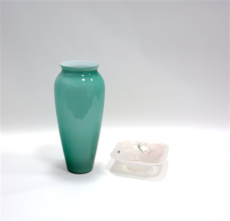 Lotto composto da un vaso a bocca allargata in vetro soffiato incamiciato...
