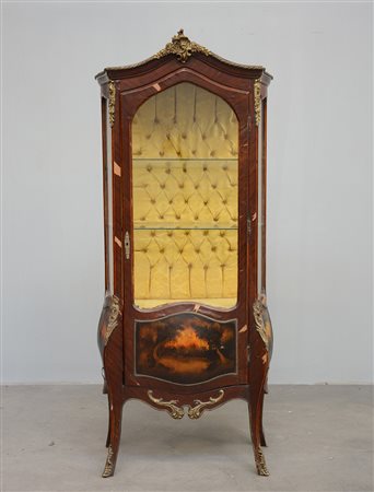 Vetrina di forma bombata ad un'anta con placche decorate in stile...