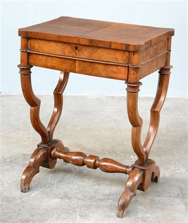 Scrittoio-toilette in noce con piano apribile e cassetto nella fascia celante...