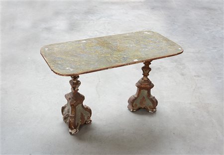 Tavolino in legno laccato con basi ricavate da candelieri (cm 90x54x45)