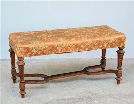 Panchetto con gambe intagliate riunite da traverse, seduta imbottita; sec. XX...