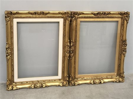 Coppia di cornici in legno intagliato e dorato (luce cm 78x58) (lievi difetti)
