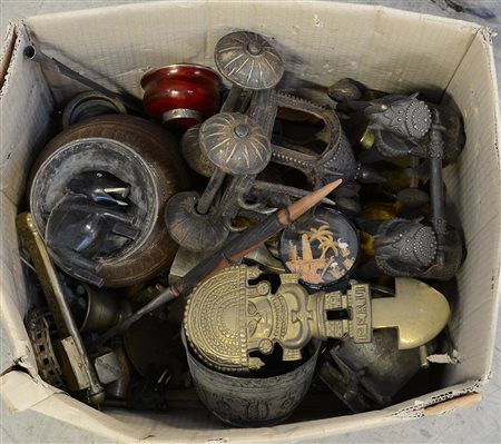 Cartone contenente numerosi oggetti di diverso uso e materiale (difetti)