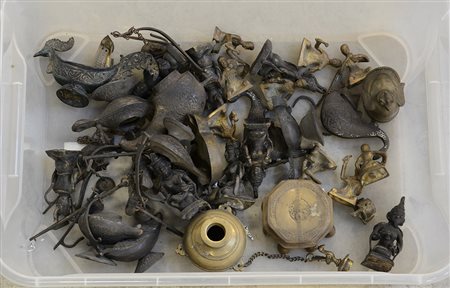 Cartone contenente numerose lucerne e piccole sculture in bronzo di gusto...