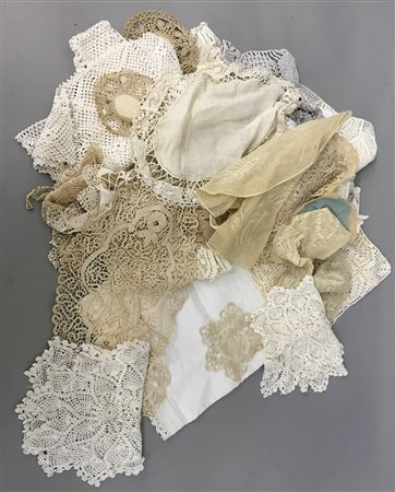 Cartone contenente numerosi centrini e merletti (difetti)