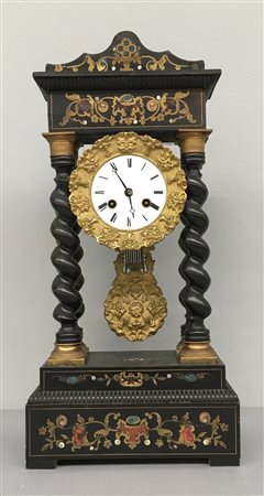 Pendola da tavolo con struttura a portico a con quattro colonne tortili,...