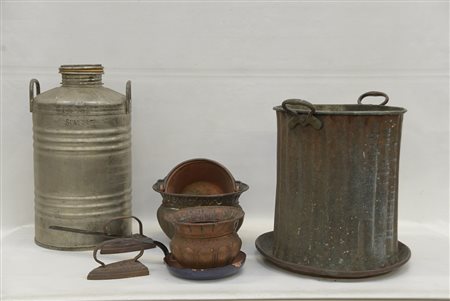 Lotto composto da due grossi contenitori, una pentola con manico, due vasi,...