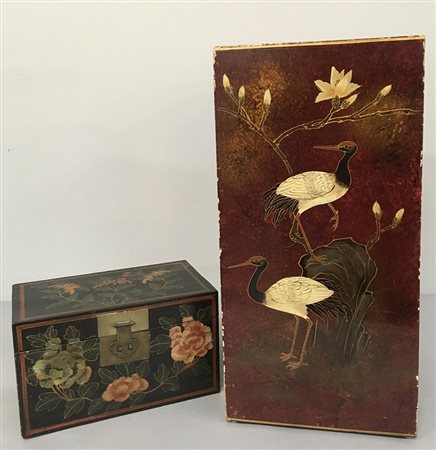 Lotto composto da una scatola e una colonna rettangolare in legno laccate a...