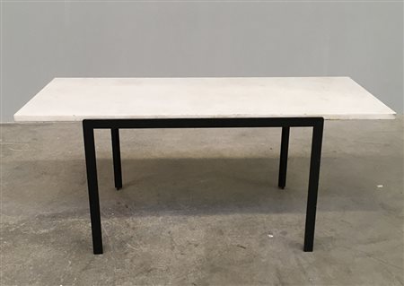 Tavolino basso con struttura in ferro smaltato nero e piano in marmo bianco,...