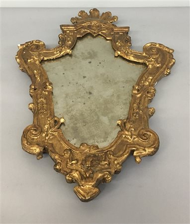 Antica specchiera con cornice a volute in legno intagliato e dorato (cm...