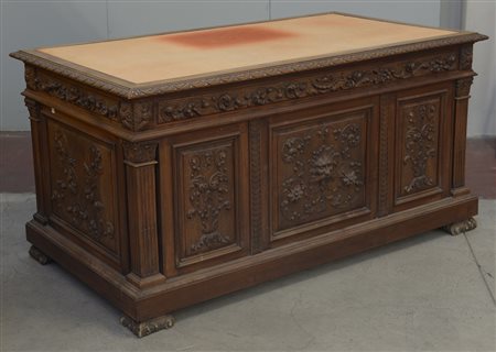 Scrivania in legno riccamente intagliato in stile rinascimentale, tre...