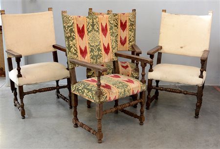 Gruppo di quattro poltroncine in noce con pinnacoli dorati, montanti e...