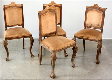 Gruppo di quattro sedie in noce con gambe anteriori tornite intagliate da...
