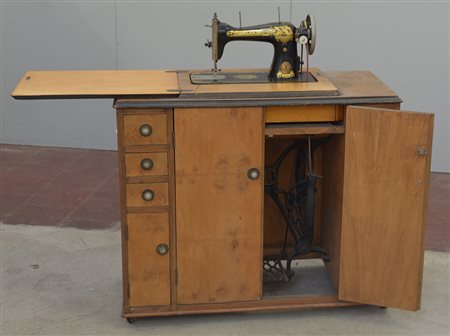 Singer. Macchina da cucire con mobiletto originale (difetti)