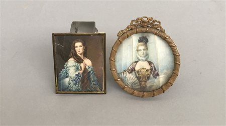 Lotto di due miniature dipinte su avorio raffiguranti gentildonne, autori,...