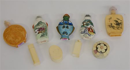 Lotto composto da sei snuff-bottle e tre scatoline di materiali e fatture...