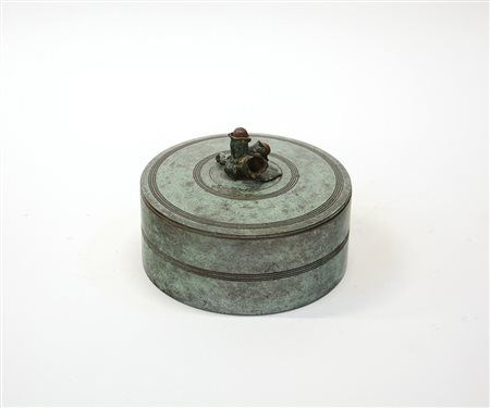 Scatola in rame di forma circolare con presa del coperchio a forma di fiori...