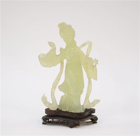 Scultura in pietra dura raffigurante dama dalle lunghe vesti con ventaglio,...