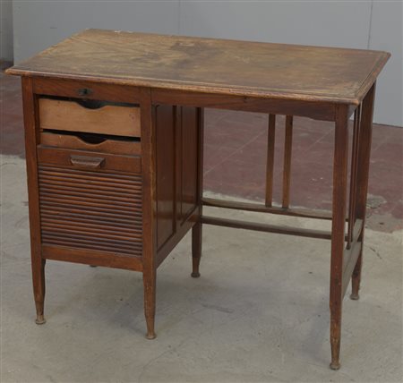 Piccolo scrittoio con anta laterale a saracinesca celante cassetti. Inizio...