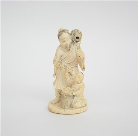 Okimono in avorio raffigurante un uomo con fanciullo e cesto di frutti (lievi...