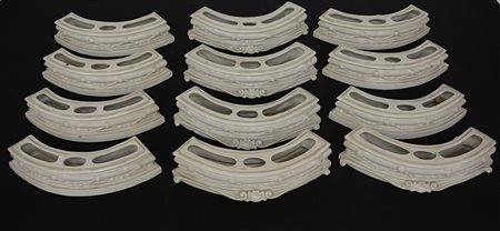 Manifattura del sec. XIX, centrotavola composto da dodici pezzi di porcellana...