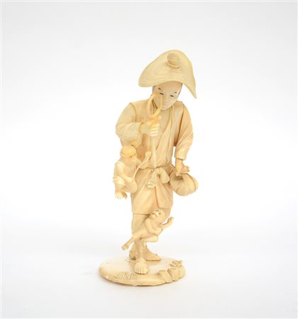 Okimono in avorio raffigurante addestratore di scimmie (difetti, restauri e...